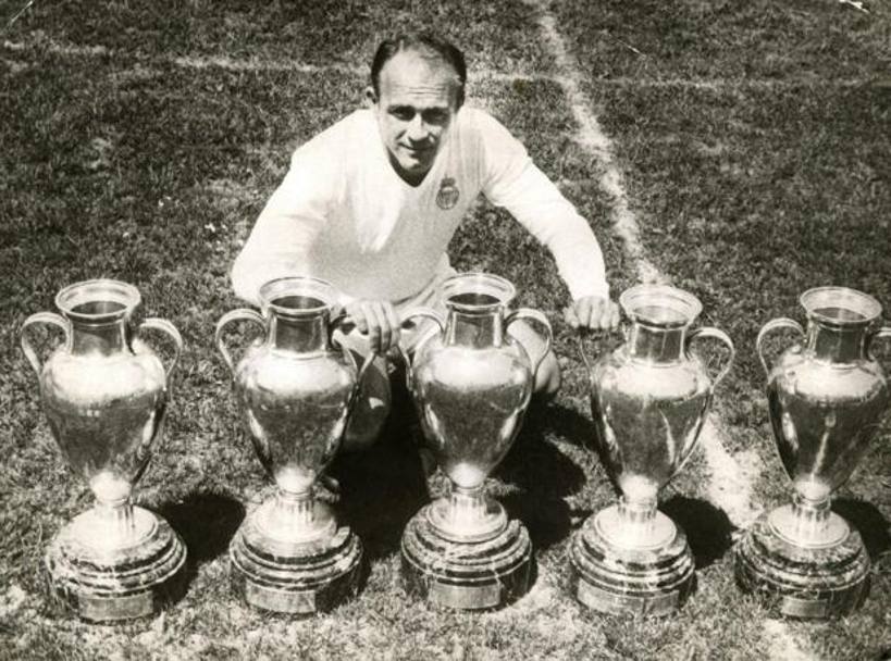 Alfredo Di Stefano (1926-2014), forse il giocatore pi completo di tutti i tempi,  stato per un decennio il volto del dominio del Real Madrid sull’Europa. In palmares 5 Coppe dei Campioni, dal 1956 al 1960, di cui  stato due volte capocannoniere (nel 1958 e nel 1968), 8 campionati di cui cinque volte da capocannoniere. Nel 1960 vince anche la Coppa Intercontinentale. 
